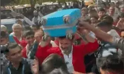 राहुल ने पहनी कुली की यूनिफॉर्म और उठाया सिर पर सामान