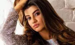 गणपति उत्सव में बवाल- एक्ट्रेस के ठुमके लगाते ही चली कुर्सियां