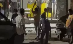 चिकन शॉप के सामने कुत्ते की बेरहमी से पिटाई- मुंह पर बरसाए डंडे चिकन शॉप के सामने कुत्ते की बेरहमी से पिटाई- मुंह पर बरसाए डंडे