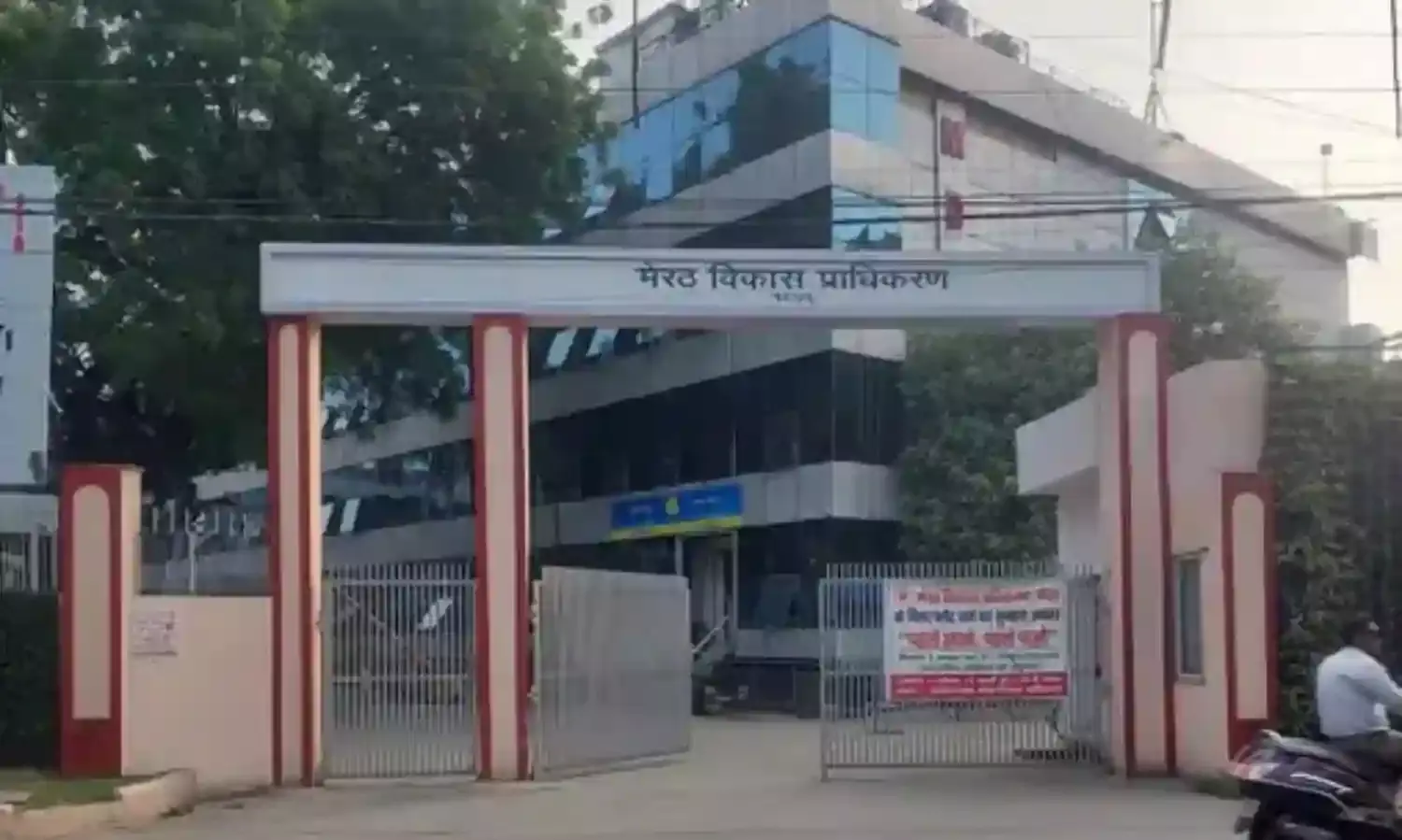 रिश्वतखोर बाबू एवं मेट सस्पेंड- जेई के खिलाफ संस्तुति- सचिव करेंगे जांच रिश्वतखोर बाबू एवं मेट सस्पेंड- जेई के खिलाफ संस्तुति- सचिव करेंगे जांच