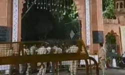 स्टूडेंट लीडर की गिरफ्तारी से AMU में बवाल- गेटों पर जड़े ताले