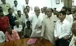 गन्ना भवन में आयुक्त का घेराव- कर्मचारी पटल छोड इधर उधर खिसके गन्ना भवन में आयुक्त का घेराव- कर्मचारी पटल छोड इधर उधर खिसके