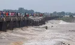 तेज बहाव की वजह से धंसा पुल- भ्रष्टाचार पर टिके 7 खंभों ने छोड़ी जगह तेज बहाव की वजह से धंसा पुल- भ्रष्टाचार पर टिके 7 खंभों ने छोड़ी जगह