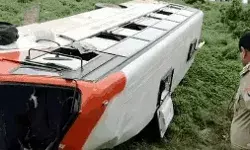 20 फीट गहरे गड्ढे में गिरी रोडवेज की बस- मौके पर मची चीख पुकार