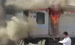 हमसफर एक्सप्रेस में आग- उठने लगे धुएं के गुबार- यात्रियों में अफरा तफरी