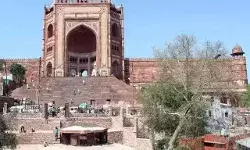 फतेहपुर सीकरी में फिर हादसा- अब स्पेनी महिला रैंप से नीचे गिरी फतेहपुर सीकरी में फिर हादसा- अब स्पेनी महिला रैंप से नीचे गिरी