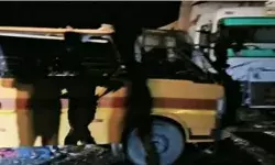 ट्रक एवं स्कूल बस में भीषण टक्कर- प्रिंसिपल एवं छात्र की मौत- 27... ट्रक एवं स्कूल बस में भीषण टक्कर- प्रिंसिपल एवं छात्र की मौत- 27...