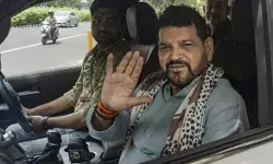 कोर्ट में खोली बृजभूषण की पोल- पहलवान की शर्ट उठाकर छुआ पेट कोर्ट में खोली बृजभूषण की पोल- पहलवान की शर्ट उठाकर छुआ पेट