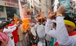 कांग्रेस अध्यक्ष के जलते पुतले ने भगदड मचाई- बाल बाल बचे भाजपाई कांग्रेस अध्यक्ष के जलते पुतले ने भगदड मचाई- बाल बाल बचे भाजपाई