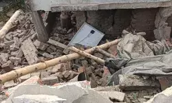 पटाखा बनाते समय हुआ ब्लास्ट- मलबें में तब्दील हुए पांच घर पटाखा बनाते समय हुआ ब्लास्ट- मलबें में तब्दील हुए पांच घर