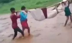 जर्जर सडक का दंश- बांस पर लटकाकर ले जानी पडी गर्भवती महिला