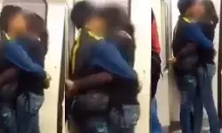 मेट्रो में फिर रोमांस का खेल- कपल ने ऐसे अंदाज में किया किस मेट्रो में फिर रोमांस का खेल- कपल ने ऐसे अंदाज में किया किस