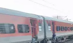 चलती ट्रेन में चढ़ते हुए बिगड़ा बैलेंस- गेट पर लटके शख्स की..