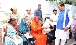 जनता दर्शनः डिप्टी सीएम ने समस्याओं के निस्तारण का दिलाया विश्वास जनता दर्शनः डिप्टी सीएम ने समस्याओं के निस्तारण का दिलाया विश्वास