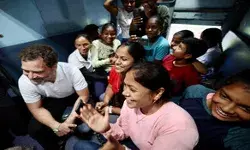 कुली के बाद अब राहुल गाँधी ने रेल यात्रियों से जानी उनकी समस्याएं