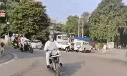 CM ने बुलेट पर भरा फर्राटा- घर से पहुंचे एयरपोर्ट