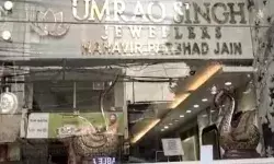 ज्वेलरी शोरूम में झाडू फेर चोरी- छत काटकर ले गए 25 करोड़ के जेवरात ज्वेलरी शोरूम में झाडू फेर चोरी- छत काटकर ले गए 25 करोड़ के जेवरात