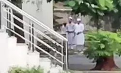 खड़ा हुआ नया विवाद- शिव मंदिर के सामने मुस्लिम लड़कों ने पढी नमाज खड़ा हुआ नया विवाद- शिव मंदिर के सामने मुस्लिम लड़कों ने पढी नमाज