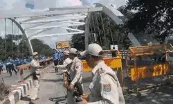 लापता दो स्टूडेंट्स की हत्या के बाद भड़क उठी हिंसा- भीड़ सड़कों पर लापता दो स्टूडेंट्स की हत्या के बाद भड़क उठी हिंसा- भीड़ सड़कों पर