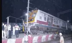 ट्रैक छोड़ प्लेटफार्म पर चढ़ी ट्रेन- यात्रियों ने भागकर बचाई जान