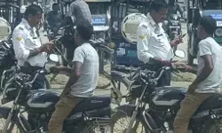 ट्रैफिक पुलिसकर्मी ने बाइक सवार युवक से ली रिश्वत-वीडियो वायरल