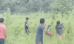 दो राज्यों का सीमा विवाद हुआ हिंसक- चलाएं धनुष बाण और गुलेल दो राज्यों का सीमा विवाद हुआ हिंसक- चलाएं धनुष बाण और गुलेल