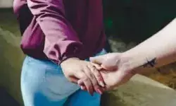 मां बाप भाई को खिलाई नशीली दवा और मामा के साले के साथ हो गई फुर्र