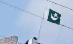 बाप बेटे ने घर में फहराया पाकिस्तानी झंडा- देशद्रोह का मुकदमा