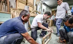 कुली के बाद राहुल गांधी का बढईगिरी अंदाज- मार्केट पहुंच चलाएं औजार