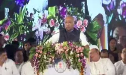 भाजपा मौजूदा संविधान को हटाकर लाना चाहती है दूसरा संविधान- खड़गे भाजपा मौजूदा संविधान को हटाकर लाना चाहती है दूसरा संविधान- खड़गे