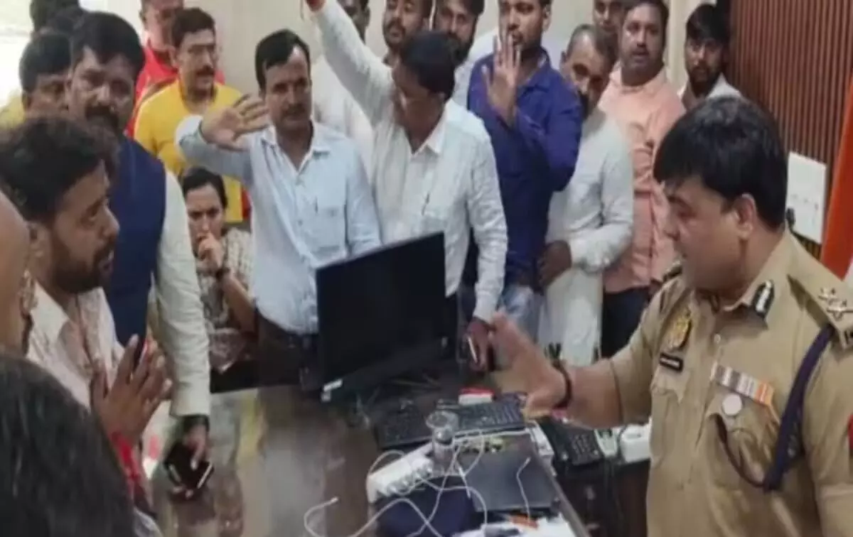 25 हजार के इनामी BJP नेता ने JCP के दफ्तर में किया सरेंडर