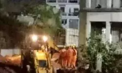 बिल्डिंग का हिस्सा घरों पर गिरने से बड़ा हादसा, 2 की मौत, मची चीख-पुकार