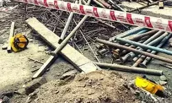 निर्माणाधीन बिल्डिंग की 13वीं मंजिल से गिरे तीन मजदूर और फिर.. निर्माणाधीन बिल्डिंग की 13वीं मंजिल से गिरे तीन मजदूर और फिर..