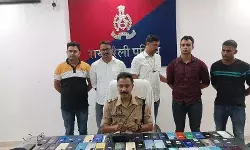 पुलिस ने बरामद किये 101 मोबाइल- SP ने दिया इनाम- स्वामियों को सौंपे फोन