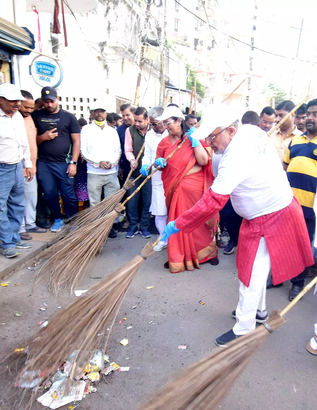 सीनियर मंत्री ने झाडू लगाकर की सफाई- बोले अपने क्षेत्र को रखें साफ