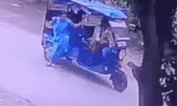 दिनदहाड़े महिला से छीना बैग- पकड़ने के प्रयास में ई रिक्शा से गिरी दिनदहाड़े महिला से छीना बैग- पकड़ने के प्रयास में ई रिक्शा से गिरी