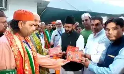 मुस्लिम जायरीनों को भेंट की गई गीता गंगाजल एवं रुद्राक्ष की माला मुस्लिम जायरीनों को भेंट की गई गीता गंगाजल एवं रुद्राक्ष की माला