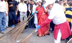 सीनियर मंत्री ने झाडू लगाकर की सफाई- बोले अपने क्षेत्र को रखें साफ