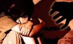 पापी पिता की करतूत - अपनी नाबालिग बेटियों से कर रहा था दुष्कर्म पापी पिता की करतूत - अपनी नाबालिग बेटियों से कर रहा था दुष्कर्म