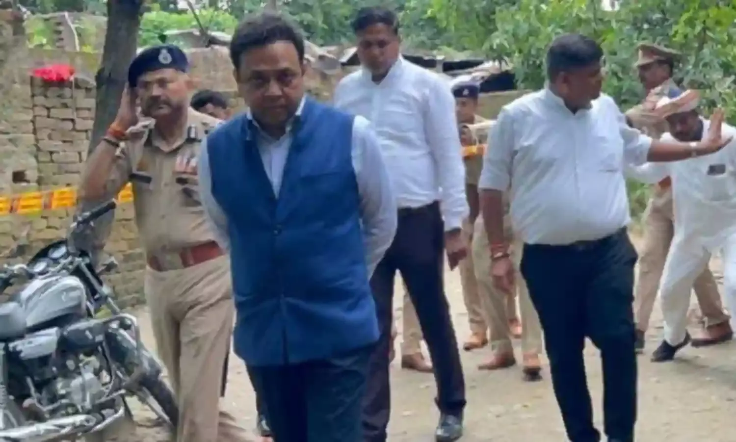देवरिया हत्याकांड- हेलीकॉप्टर से घटनास्थल पर पहुंचे प्रदेश के उच्चाधिकारी