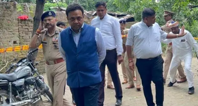 देवरिया हत्याकांड- हेलीकॉप्टर से घटनास्थल पर पहुंचे प्रदेश के उच्चाधिकारी देवरिया हत्याकांड- हेलीकॉप्टर से घटनास्थल पर पहुंचे प्रदेश के उच्चाधिकारी