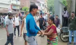 पति की दूसरी शादी से नाराज पहली पत्नी ने थाने के सामने कर दी धुनाई