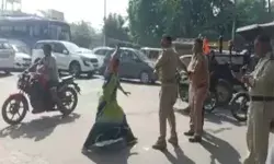 महिला को मारी लात तो बदले में उसने पुलिसकर्मी पर बरसाई चप्पल