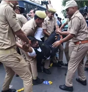 संजय सिंह के आवास पर छापे के विरोध में प्रदर्शन- पुलिस से हुई झड़प