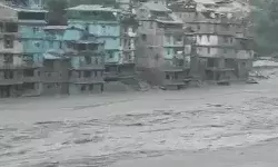 बादल फटने से आई बाढ़- 23 जवान लापता- उखडे सेना के कैंप- डूबी गाड़ियां बादल फटने से आई बाढ़- 23 जवान लापता- उखडे सेना के कैंप- डूबी गाड़ियां