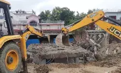 अवैध निर्माण पर बाबा का बुलडोजर- तोड़ी जा रही दुकाने व मकान अवैध निर्माण पर बाबा का बुलडोजर- तोड़ी जा रही दुकाने व मकान