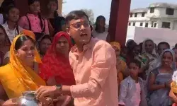 आचार संहिता धड़ाम- पिता की जीत के लिये मंत्री के बेटे ने मंदिर में दिलाई. आचार संहिता धड़ाम- पिता की जीत के लिये मंत्री के बेटे ने मंदिर में दिलाई.