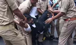 संजय सिंह के आवास पर छापे के विरोध में प्रदर्शन- पुलिस से हुई झड़प