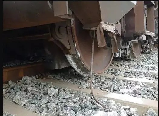 हुआ ट्रेन हादसा-डिरेल हुई मालगाड़ी का इंजन व 3 बोगियां पटरी से उतरी