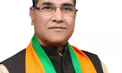 धरना देकर बिजली मांगने वाले सभासदों को BJP जिलाध्यक्ष ने थमाये नोटिस